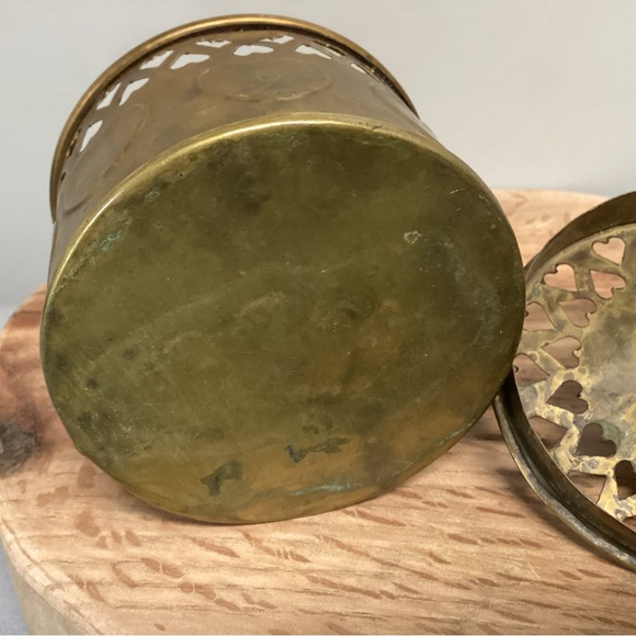 🟡 Vintage Brass Lidded Hearts Basket / Dish / Trinket Holder / Patina Farmhouse - Picture 10 of 15